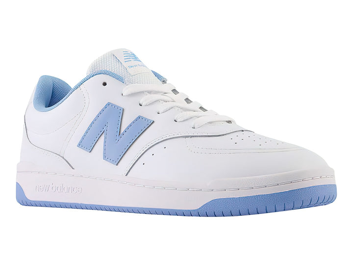 Tenis New Balance BB80 color blanco con detalles y suela en azul claro.