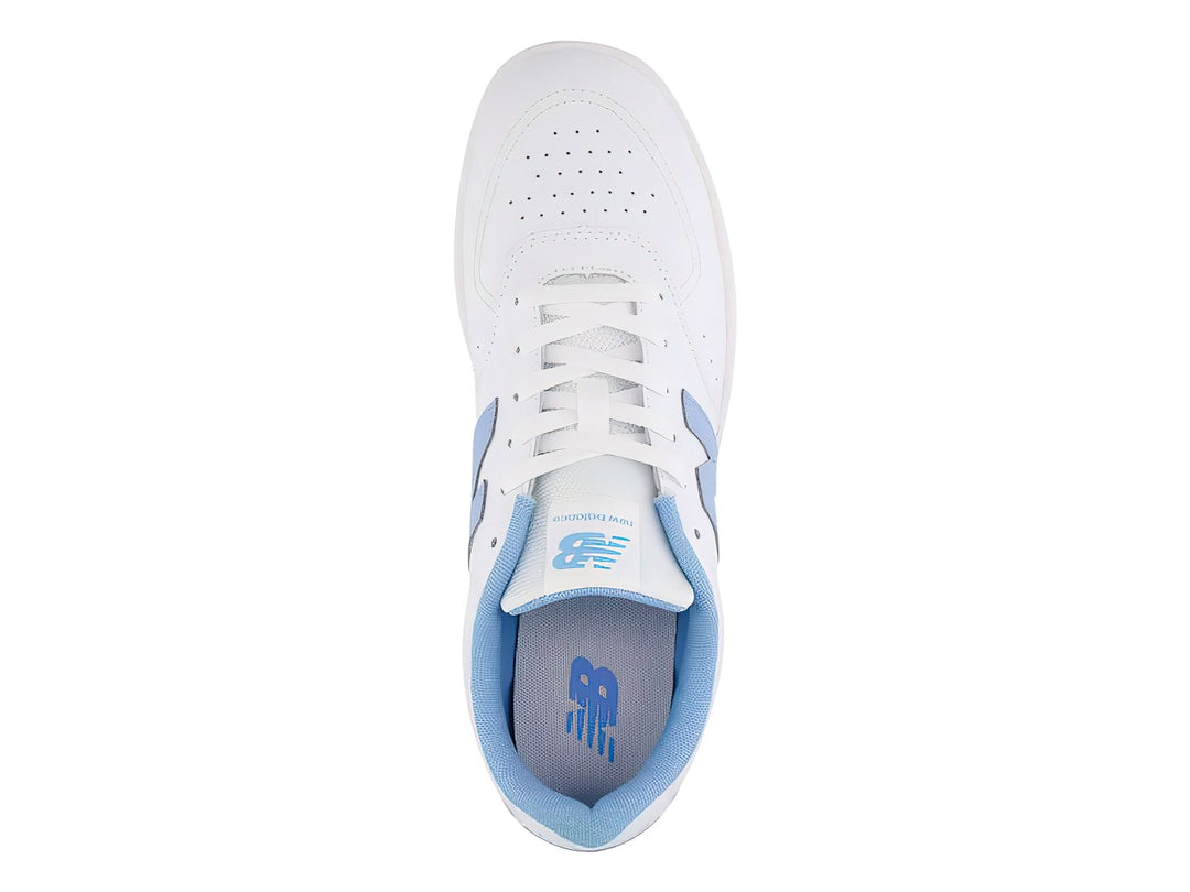 Tenis New Balance BB80 color blanco con detalles y suela en azul claro.