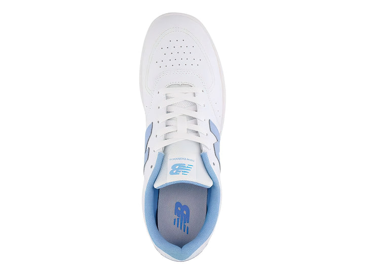 Tenis New Balance BB80 color blanco con detalles y suela en azul claro.