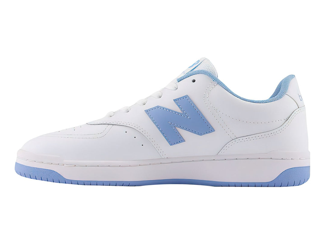 Tenis New Balance BB80 color blanco con detalles y suela en azul claro.