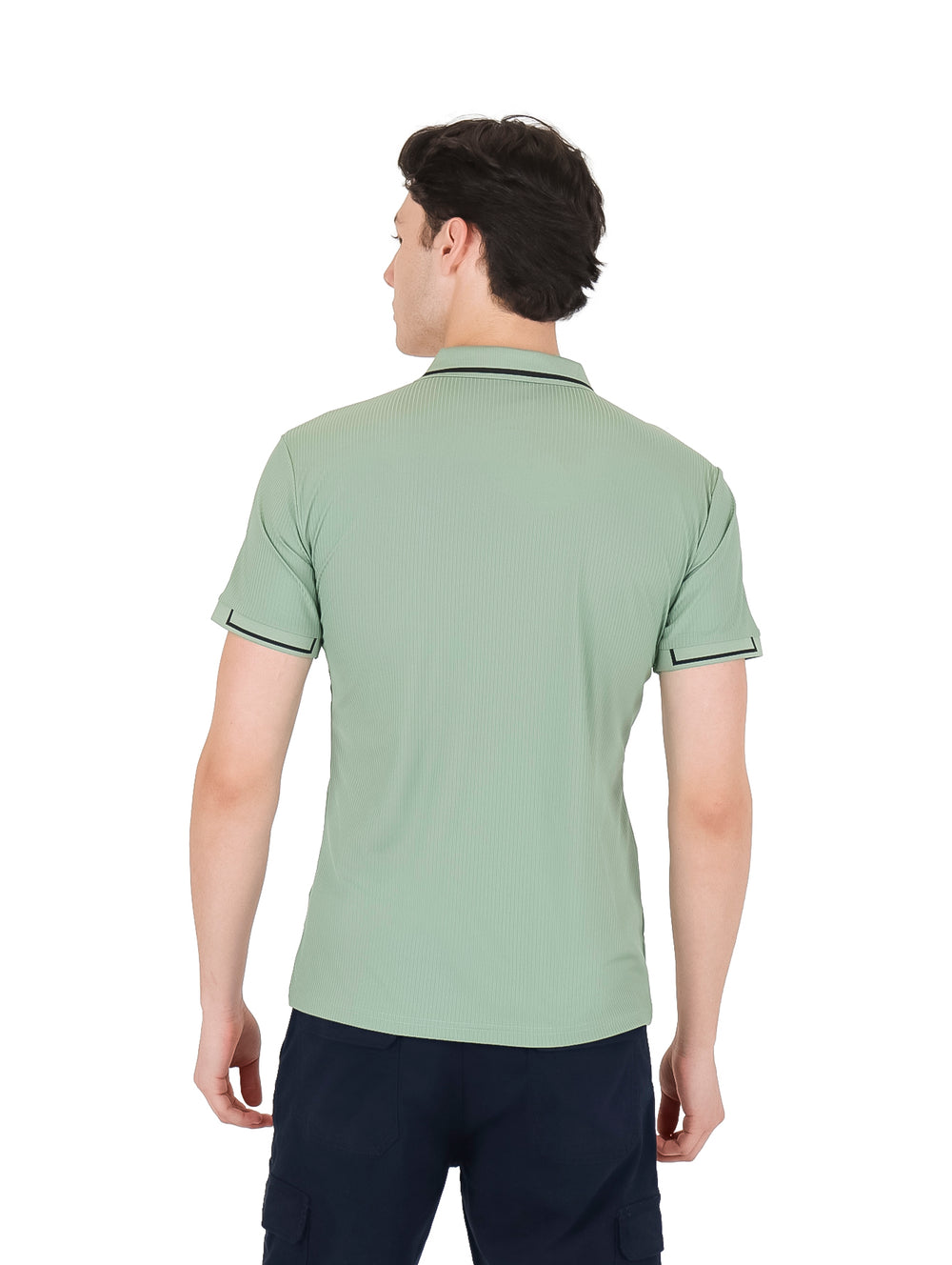Hombre vistiendo playera polo color verde con detalles en negro en el cuello y mangas.