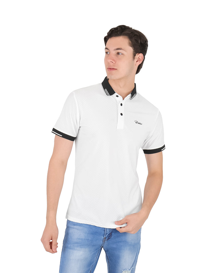 Hombre vistiendo playera polo blanca de manga corta con cuello y bordes de mangas en color negro.