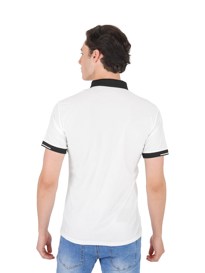 Hombre vistiendo playera polo blanca de manga corta con cuello y bordes de mangas en color negro.