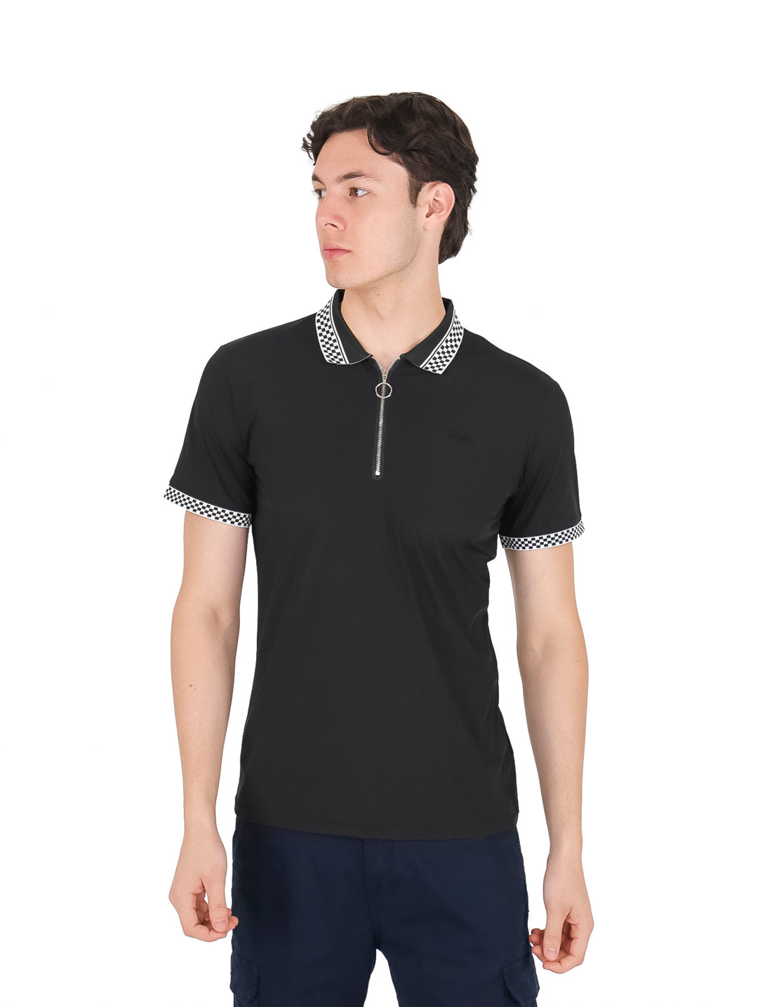 Hombre vistiendo playera polo negra de manga corta con cuello y puños a cuadros y cierre frontal.