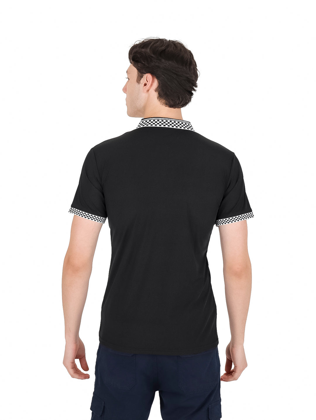 Hombre vistiendo playera polo negra de manga corta con cuello y puños a cuadros y cierre frontal.