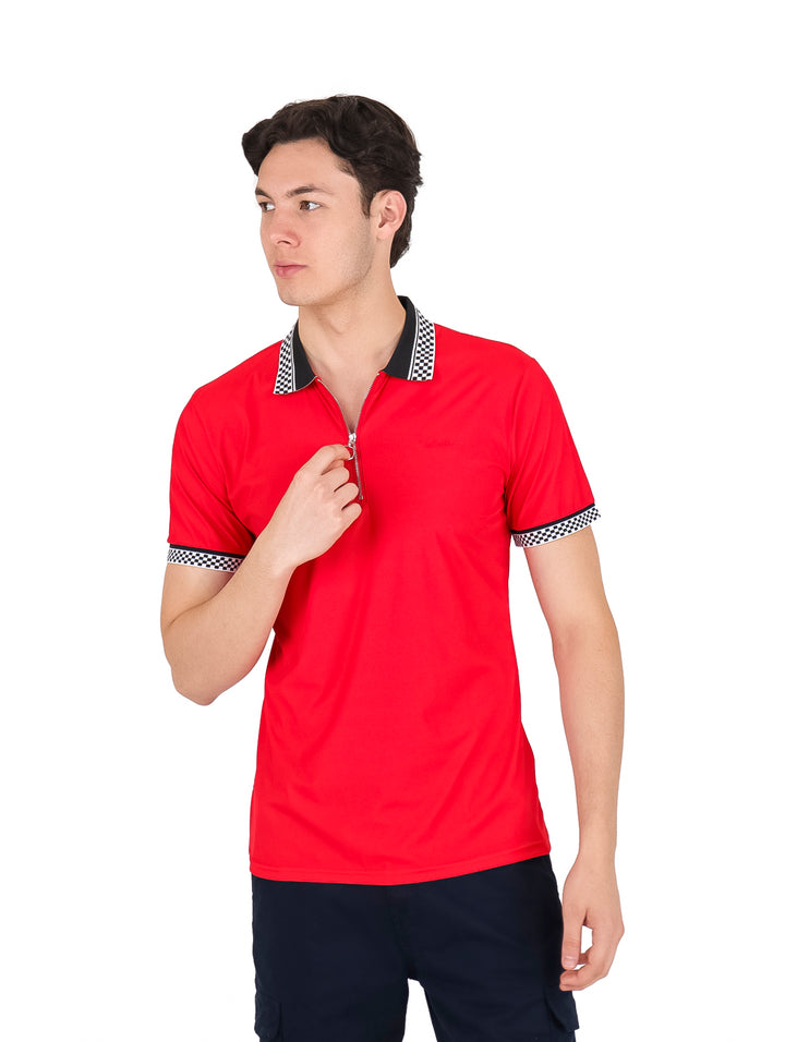 Hombre vistiendo playera polo roja con cuello y puños en patrón de cuadros blancos y negros y cierre frontal.