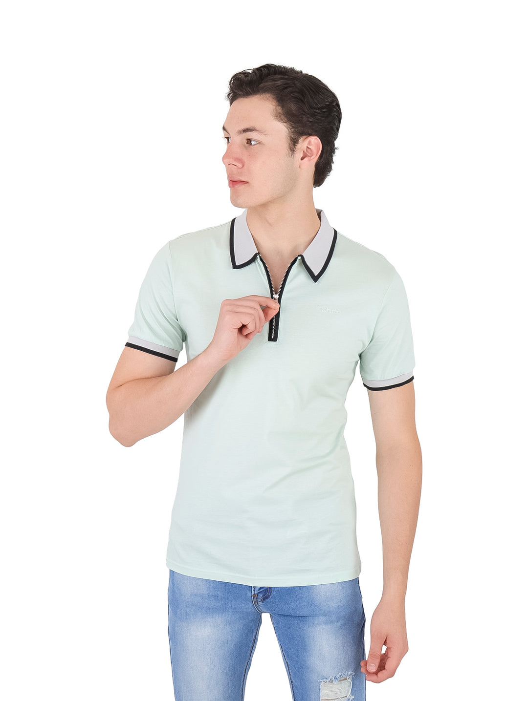 Hombre vistiendo playera polo color verde pistache con ribete oscuro en cuello y mangas.