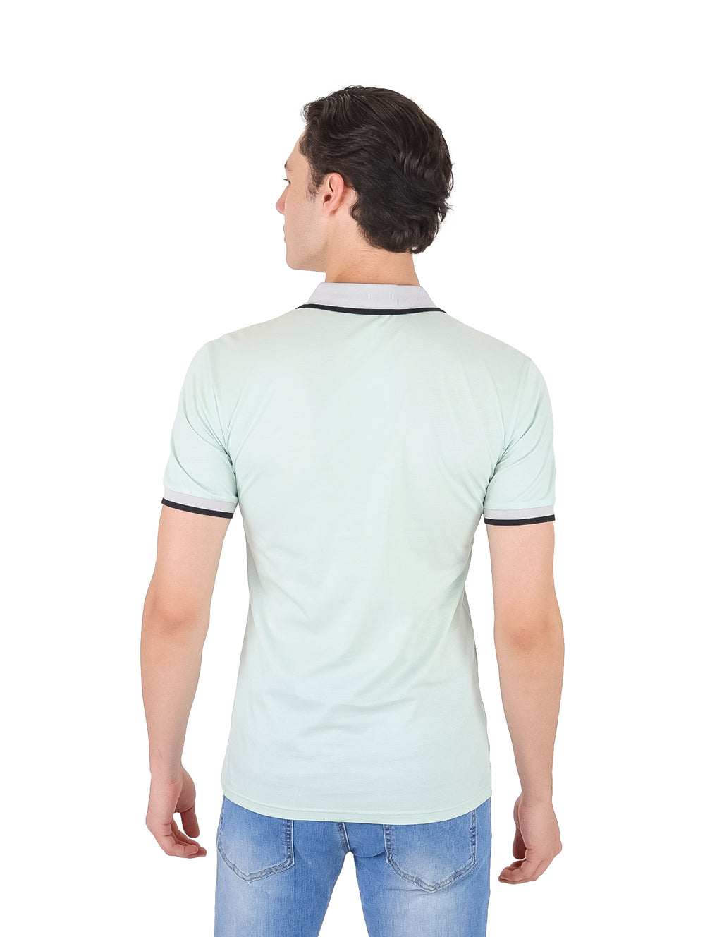 Hombre vistiendo playera polo color verde pistache con ribete oscuro en cuello y mangas.