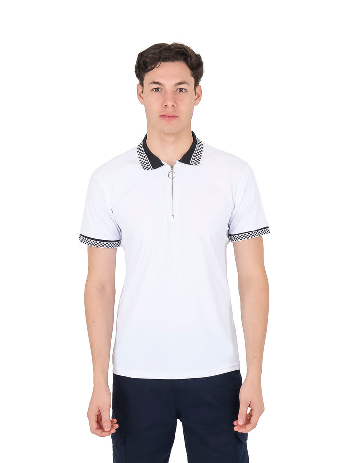 Hombre vistiendo playera polo blanca de manga corta con cuello y bordes de mangas en color negro y cierre frontal.