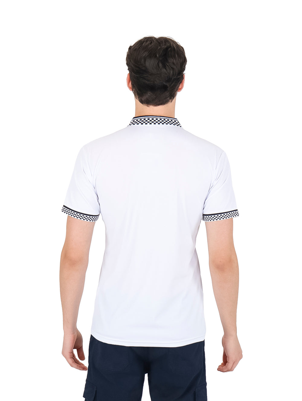 Hombre vistiendo playera polo blanca de manga corta con cuello y bordes de mangas en color negro y cierre frontal.