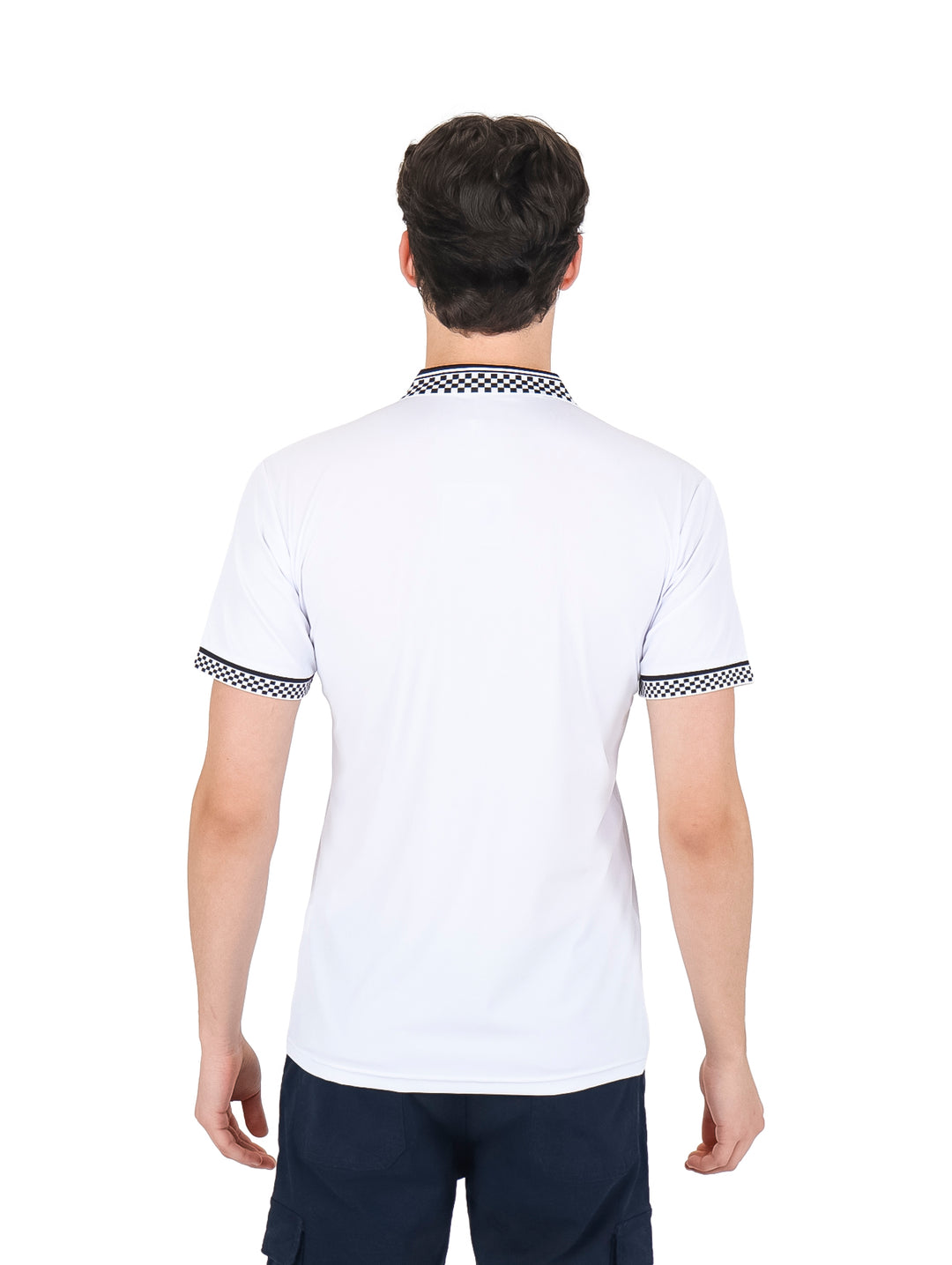 Hombre vistiendo playera polo blanca de manga corta con cuello y bordes de mangas en color negro y cierre frontal.