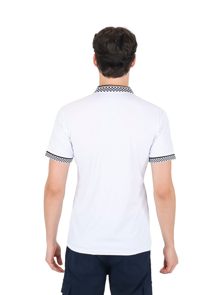 Hombre vistiendo playera polo blanca de manga corta con cuello y bordes de mangas en color negro y cierre frontal.