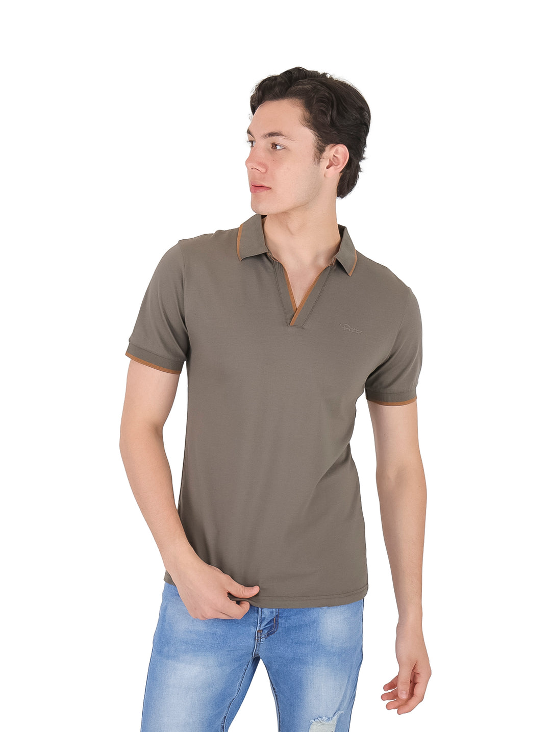 Hombre vistiendo playera polo color gris con detalles en marrón en el cuello y mangas.