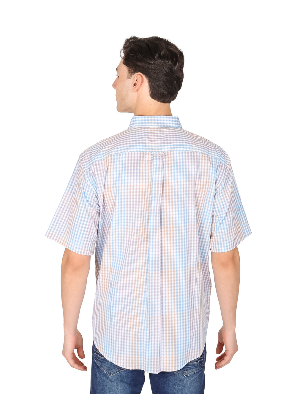 Hombre vistiendo una camisa de manga corta a cuadros en colores azul y beige.