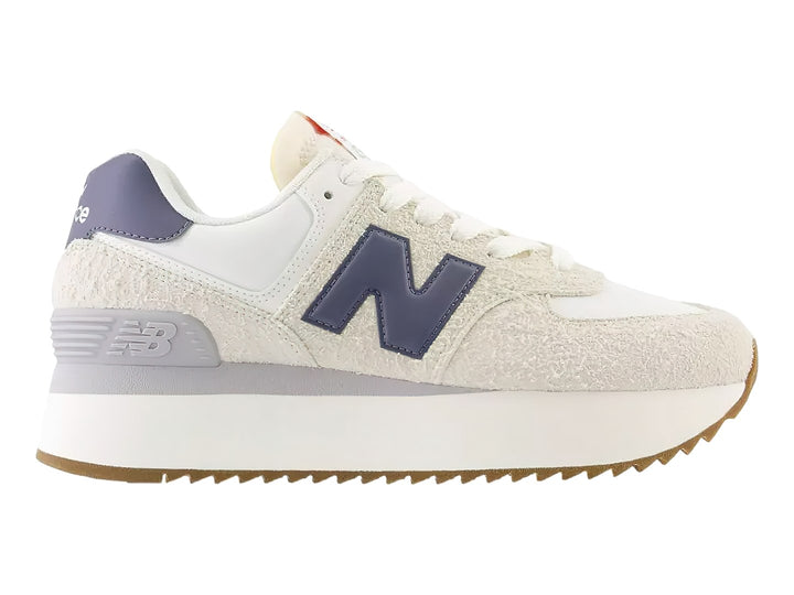 Tenis New Balance WL574Z color moonbeam con detalles púrpura y suela de plataforma blanca.
