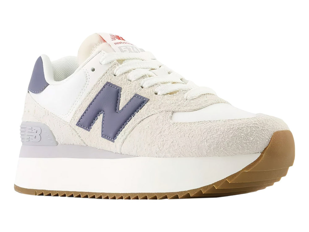 Tenis New Balance WL574Z color moonbeam con detalles púrpura y suela de plataforma blanca.