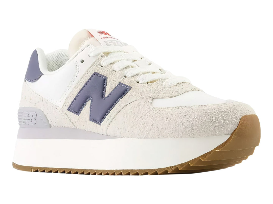Tenis New Balance WL574Z color moonbeam con detalles púrpura y suela de plataforma blanca.