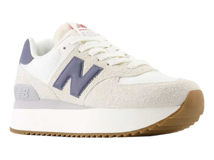 Tenis New Balance WL574Z color moonbeam con detalles púrpura y suela de plataforma blanca.