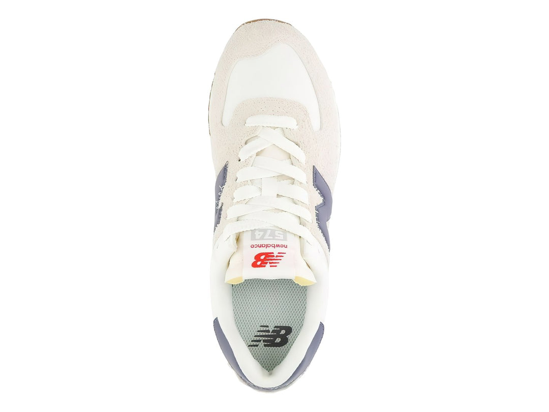 Tenis New Balance WL574Z color moonbeam con detalles púrpura y suela de plataforma blanca.
