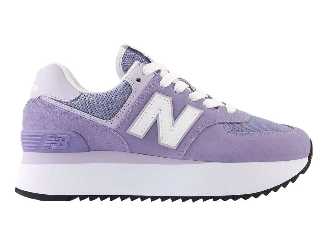 Tenis New Balance modelo 574 en color morado astral con suela de plataforma blanca y detalles en blanco.