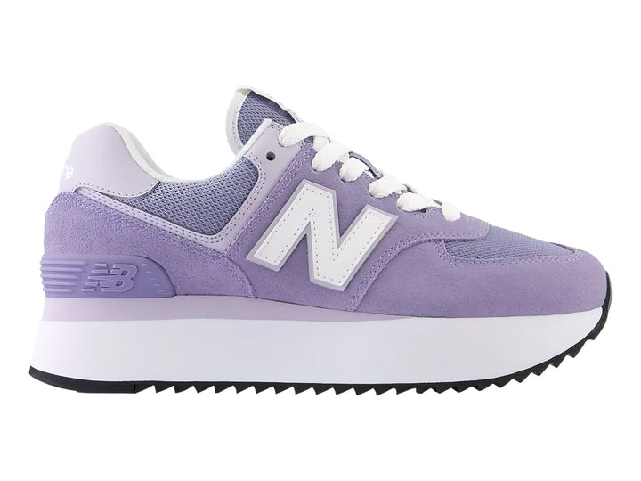 Tenis New Balance modelo 574 en color morado astral con suela de plataforma blanca y detalles en blanco.
