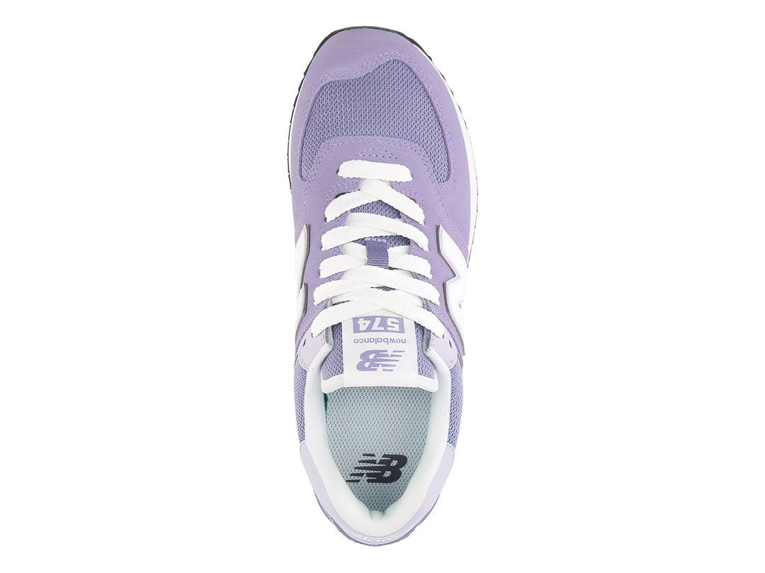 Tenis New Balance modelo 574 en color morado astral con suela de plataforma blanca y detalles en blanco.