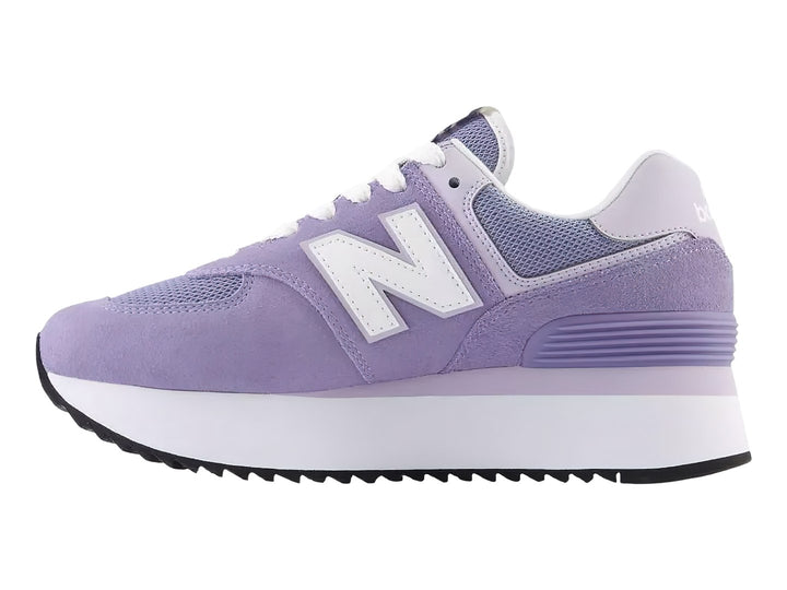 Tenis New Balance modelo 574 en color morado astral con suela de plataforma blanca y detalles en blanco.