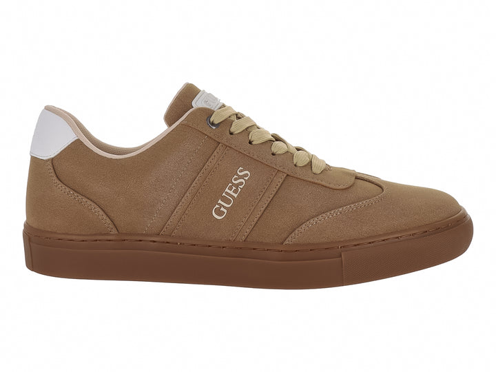 Tenis casuales Guess en color beige con suela marrón y detalle blanco en el talón.