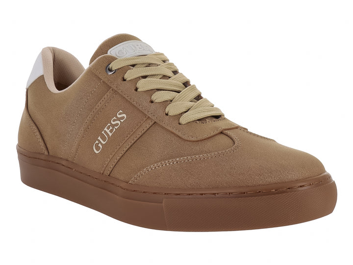Tenis casuales Guess en color beige con suela marrón y detalle blanco en el talón.