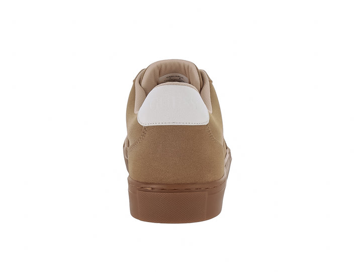 Tenis casuales Guess en color beige con suela marrón y detalle blanco en el talón.