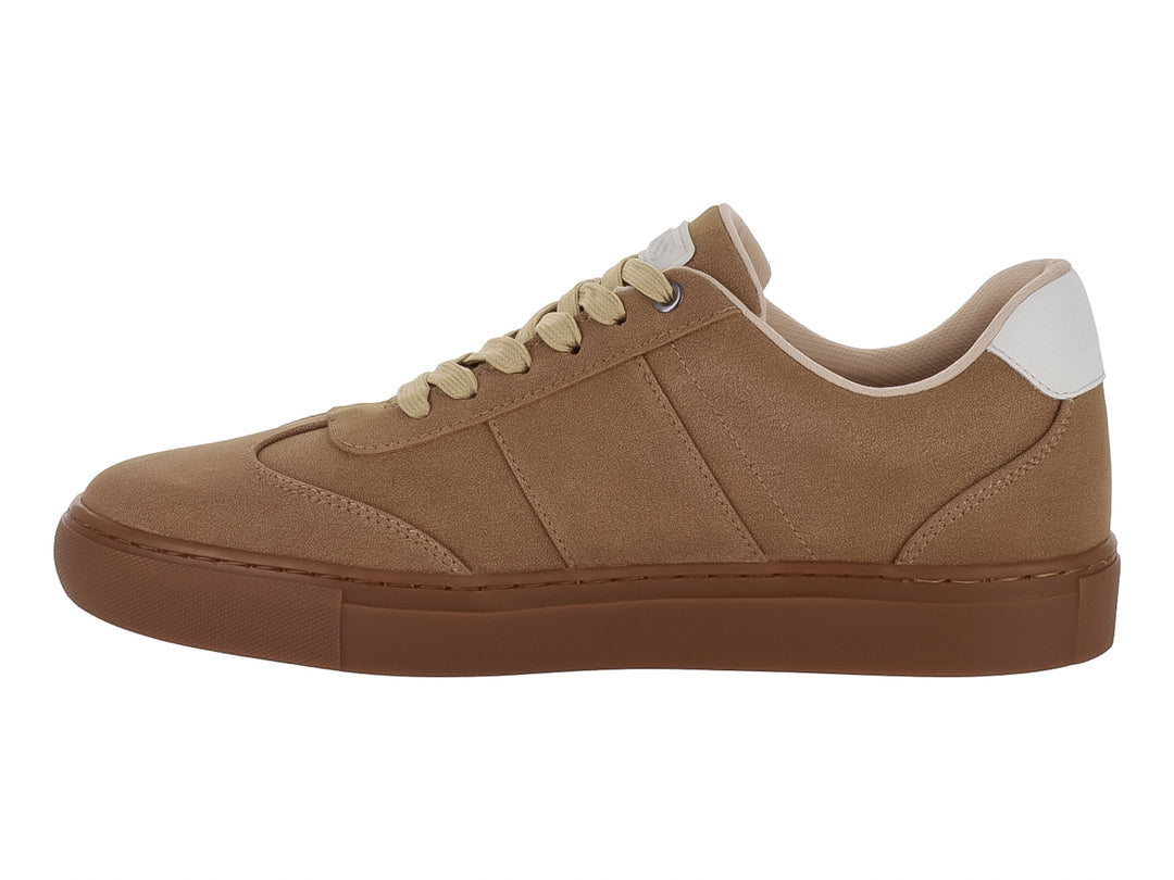 Tenis casuales Guess en color beige con suela marrón y detalle blanco en el talón.