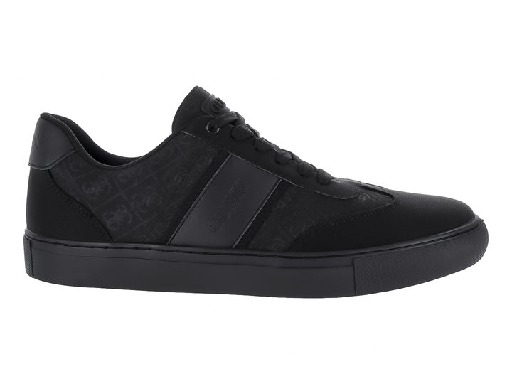 Tenis negros GUESS de corte bajo con suela plana y detalles texturizados.