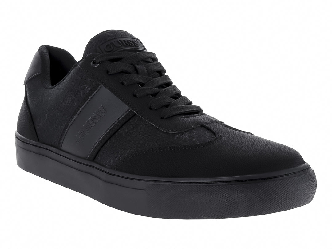 Tenis negros GUESS de corte bajo con suela plana y detalles texturizados.