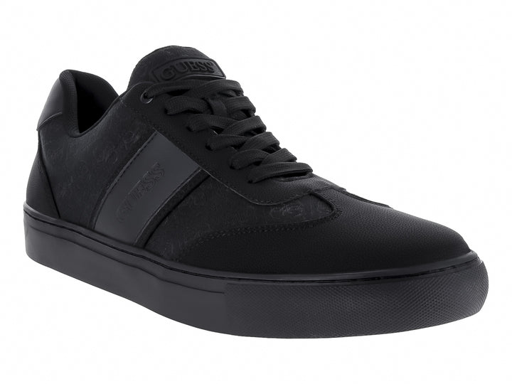 Tenis negros GUESS de corte bajo con suela plana y detalles texturizados.