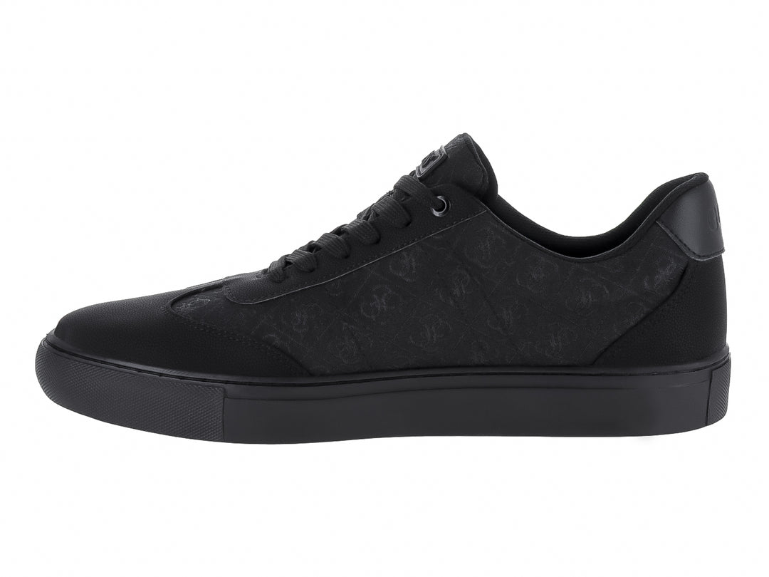 Tenis negros GUESS de corte bajo con suela plana y detalles texturizados.