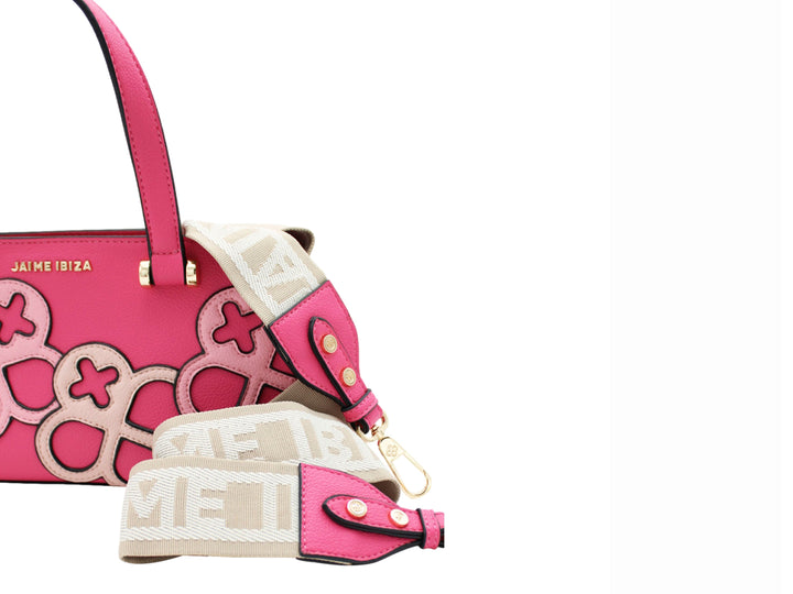 Bolso de mano Jaime Ibiza color rosa con patrones geométricos beige y correa ajustable.
