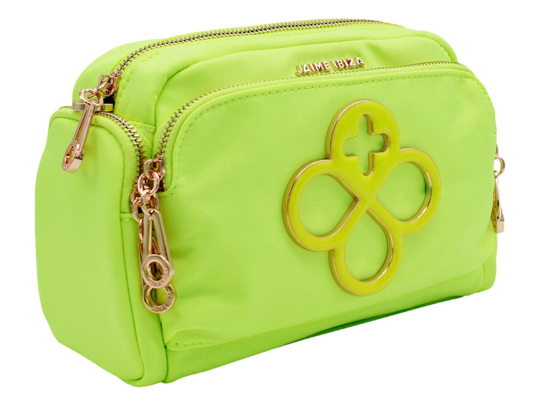 Bolso pequeño de color verde neón con detalles y cierres en tono dorado, marca Jaime Ibiza.