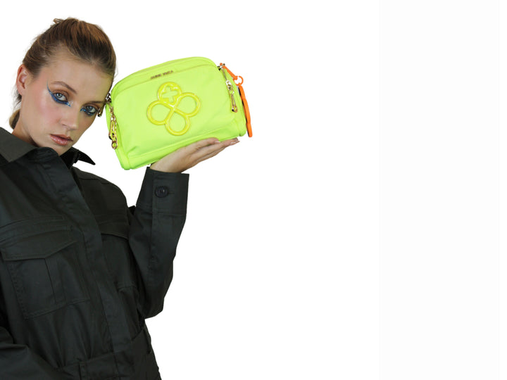 Bolso pequeño de color verde neón con detalles y cierres en tono dorado, marca Jaime Ibiza.