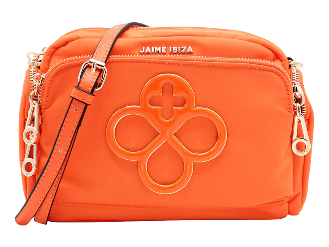 Bolso color naranja de Jaime Ibiza con correa ajustable y detalle decorativo central.
