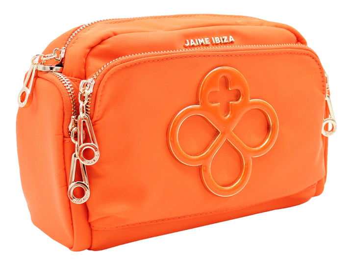 Bolso color naranja de Jaime Ibiza con correa ajustable y detalle decorativo central.