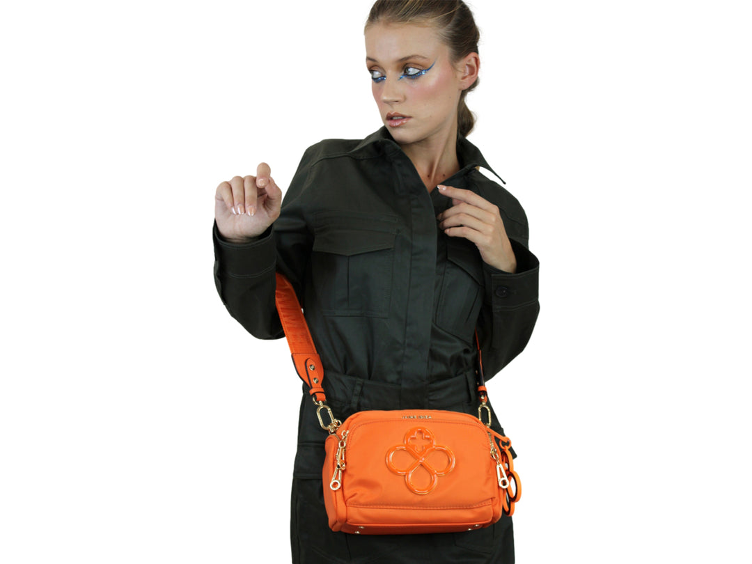 Bolso color naranja de Jaime Ibiza con correa ajustable y detalle decorativo central.