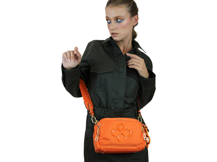 Bolso color naranja de Jaime Ibiza con correa ajustable y detalle decorativo central.