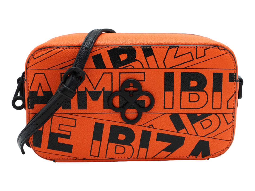 Bolso rectangular naranja con estampado de letras negras y correa ajustable.
