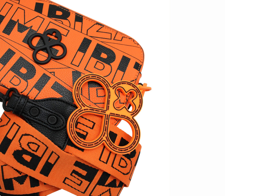 Bolso rectangular naranja con estampado de letras negras y correa ajustable.