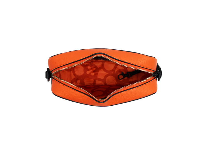 Bolso rectangular naranja con estampado de letras negras y correa ajustable.