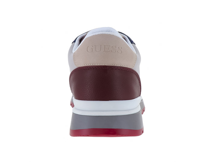 Tenis GUESS deportivos en colores gris, azul y guinda con suela robusta y cordones blancos.