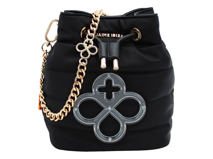 Bolso negro Jaime Ibiza con cierre de cordón, cadena dorada y adorno circular gris frontal.
