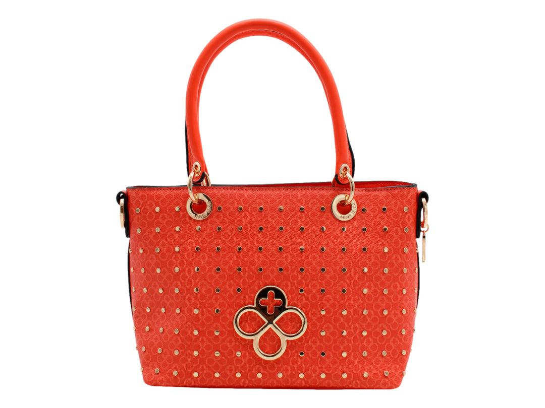Bolso de mano color naranja con detalles de estoperoles dorados y asa superior.