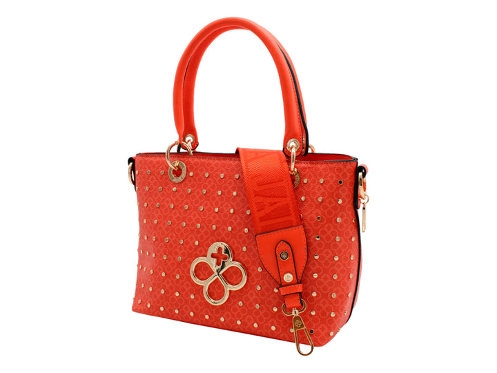 Bolso de mano color naranja con detalles de estoperoles dorados y asa superior.