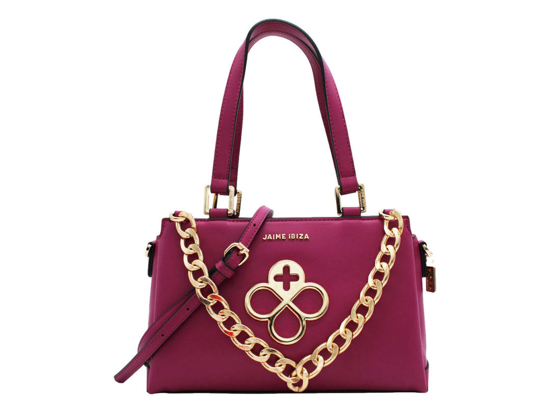 Bolso de mano color fucsia con detalles y cadena decorativa en color dorado y asa superior.